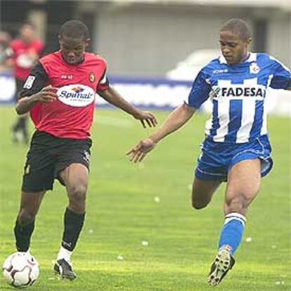 Eto&#39;o intenta superar en carrera a Andrade.