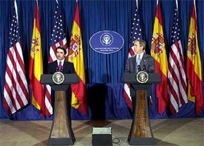 Aznar y Bush durante la rueda de prensa al término de su reunión.