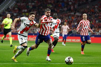 Rodrigo de Paul pelea un balón con Fran García durante el partido entre el Atlético de Madrid y el Rayo Vallecano en el Metropolitano este martes.