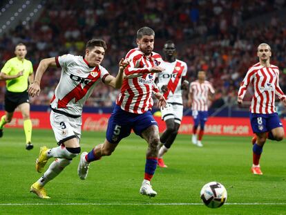 Rodrigo de Paul pelea un balón con Fran García durante el partido entre el Atlético de Madrid y el Rayo Vallecano en el Metropolitano este martes.