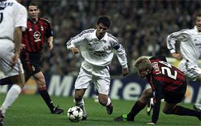 Raúl dribla a Laursen ante la mirada de Zidane, Redondo y Guti.
