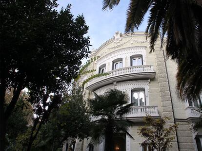 Entrada del Palacio de la Marquesa de Oliva, que en la actualidad alberga una clínica estética.