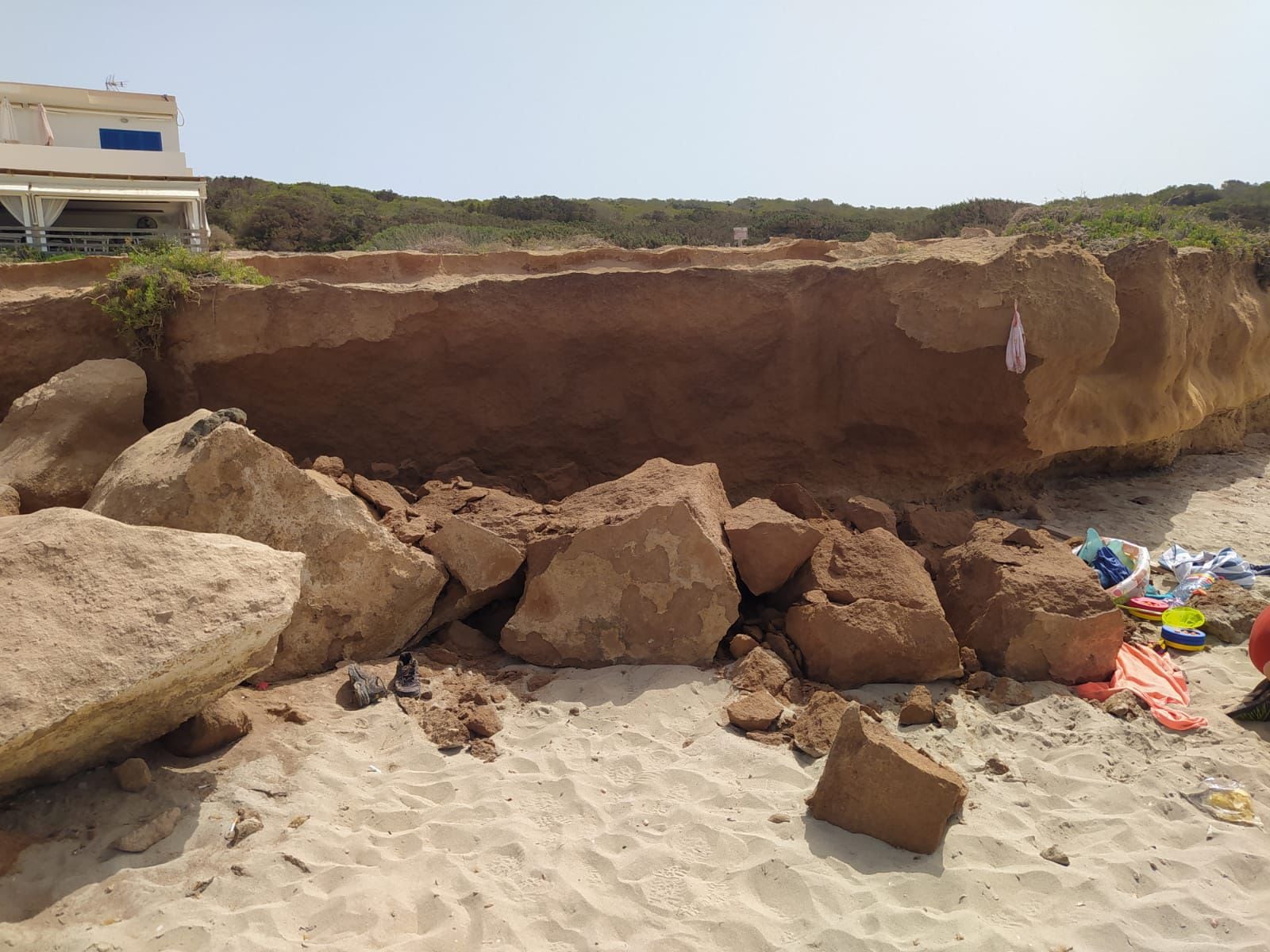 Muere una bebé de dos meses tras un desprendimiento de rocas en una playa de Formentera 