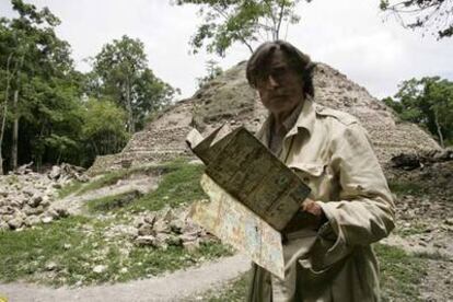 Miguel de la Quadra-Salcedo, en las ruinas de Tikal (Guatemala).