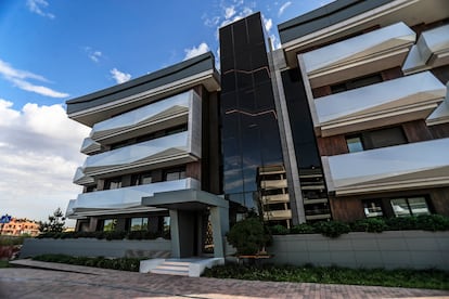 Edificio de la promoción LGC3. Los bajos tienen piscina privada, los áticos constan de una terraza con chill-out y piscina.