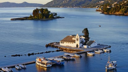 Monasterio de Panagia Vlacherna, en la bahía de Corfú (Grecia).