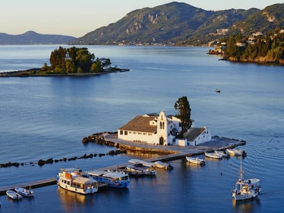 Monasterio de Panagia Vlacherna, en la bahía de Corfú (Grecia).