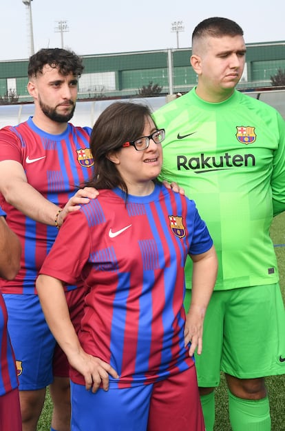 Montse Durà, en e l centro de la imagen, junto a algunos de sus compañeros en su primer partido con la camiseta azulgrana.