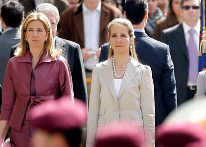 La infanta Cristina, a la izquierda, y la infanta Elena, en una foto de archivo de 2008, en Madrid.