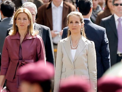 La infanta Cristina, a la izquierda, y la infanta Elena, en una foto de archivo de 2008, en Madrid.