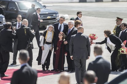 El presidente estadounidense, Barack Obama, es recibido por el presidente de la Autoridad Palestina, Mahmud Ab&aacute;s, a su llegada a la Muqata, el complejo presidencial palestino, en la ciudad cisjordana de Ramala, Palestina.