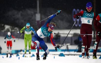 Jessica Diggins, dos Estados Unidos, atravessa a linha de chegada exausta depois a corrida de esqui.