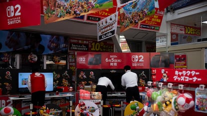 Trabajadores de una tienda de Tokio preparan hoy el lanzamiento de Nintendo Switch 2.