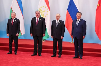 De izquierda a derecha,  el presidente uzbeko Shavkat Mirziyoyev, el presidente tayiko Emomali Rahmon, Vladimir Putin y Xi Jinping durante la cumbre de la Organización de Cooperación de Shanghái.