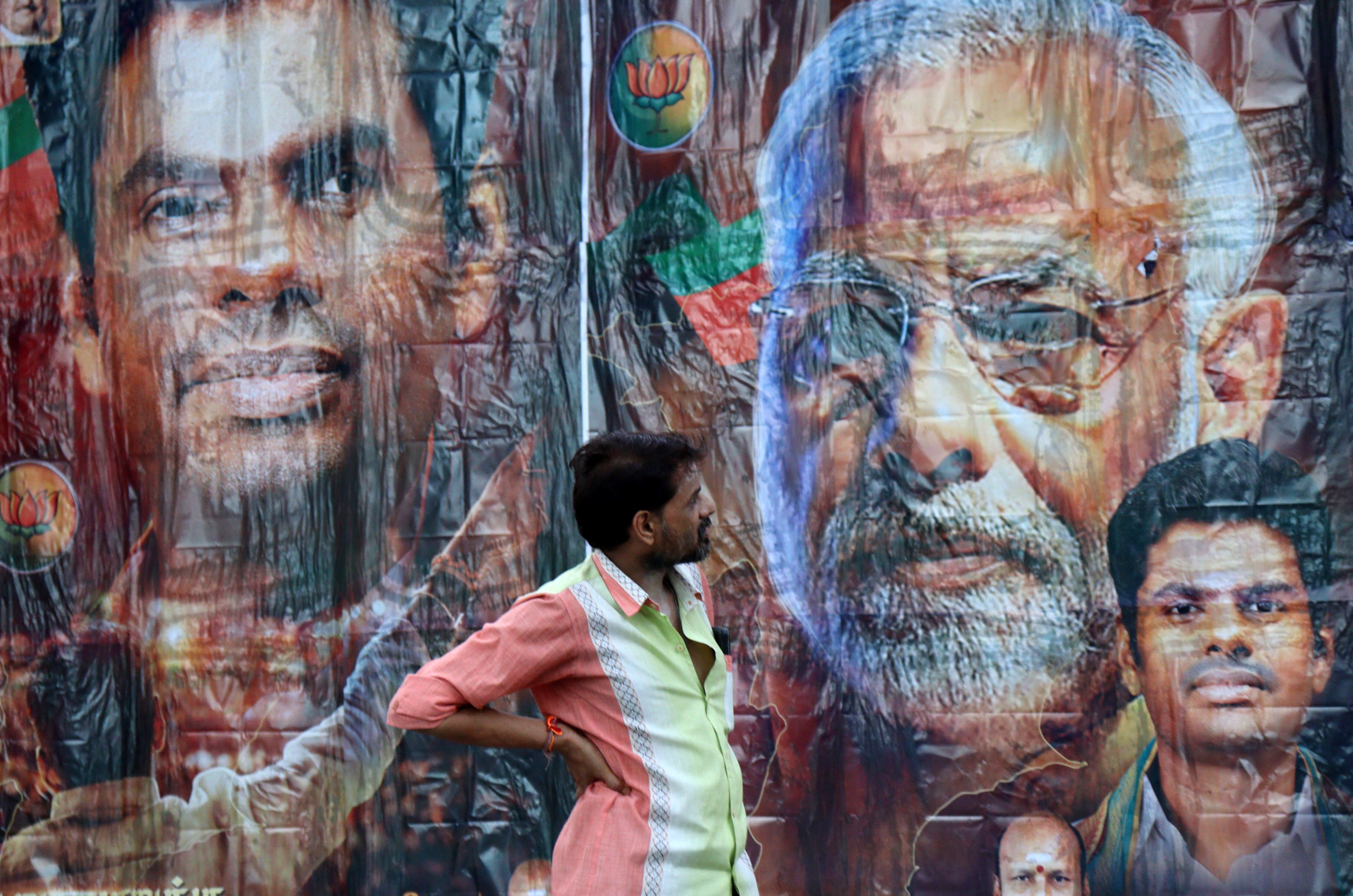 Un hombre frente a un cartel electoral en el que aparece el primer ministro, Narendra Modi, en Chennai, capital del Estado de Tamil Nadu, al este de India, este martes. 