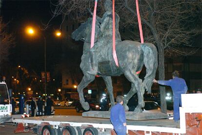 La estatua ecuestre ha sido levantada por una grúa en una operación de retirada que ha durado varias horas y que ha estado vigilada por fuerzas de seguridad para evitar incidentes.