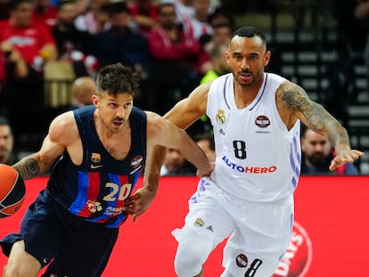 Nicolás Laprovittola y Adam Hanga durante el partido entre el Barcelona y el Real Madrid en las semifinales de la Euroliga.