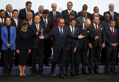 El presidente francés, François Hollande (c), posa para la foto de familia junto a los líderes mundiales que acuden a la cumbre del clima que se inaugura en París.