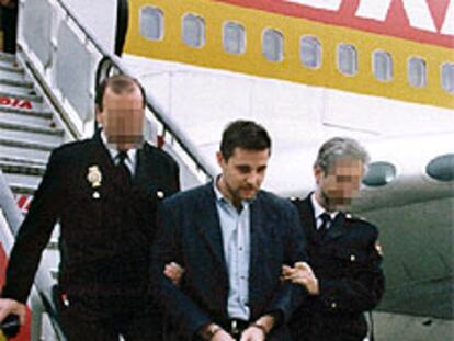 El etarra Ramón Aldasoro, a su llegada a Madrid, procedente de Miami, en diciembre de 1999.