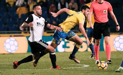 Calleri se lleva el balón ante Nacho.