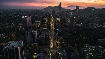 Las luces de Santiago de Chile comienzan a encenderse durante el atardecer, en mayo de 2023.