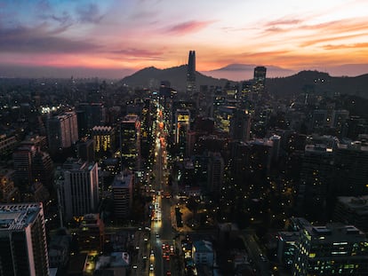 Las luces de Santiago de Chile comienzan a encenderse durante el atardecer, en mayo de 2023.