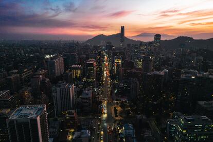 Las luces de Santiago de Chile comienzan a encenderse durante el atardecer, en mayo de 2023.