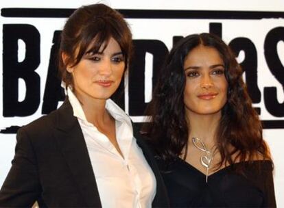 Penélope Cruz (izquierda) y Salma Hayek, durante la presentación de <i>Bandidas</i> en Ciudad de México.