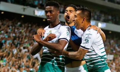 Tavares celebra su gol.