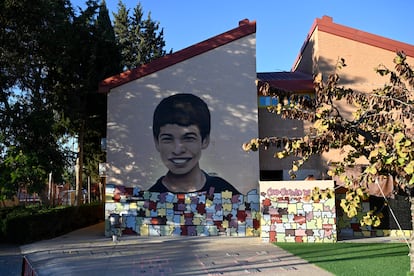 Mural de Alcaraz en el CEIP Ciudad de la Paz de El Palmar.