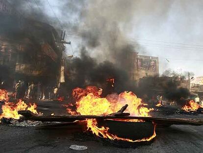 Partidarios de Benazir Bhutto quemaron ayer neumáticos y madera con el objetivo de bloquear las calles de Rawalpindi.