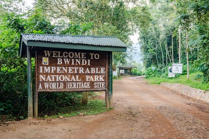 Entrada al Parque Nacional del Bosque Impenetrable de Bwindi, en Uganda.