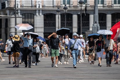Hacer turismo: calcetines con chanclas y perseguir a migrantes