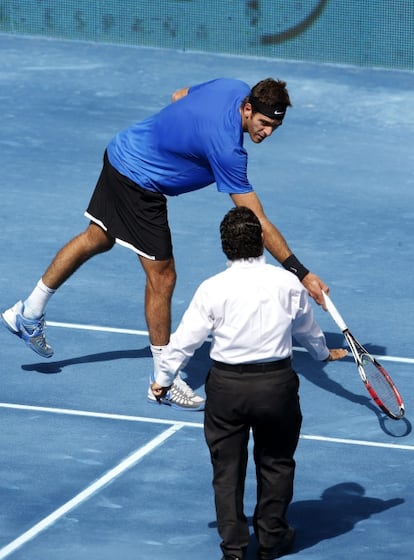 Del Potro protesta al juez de silla durante el partido.