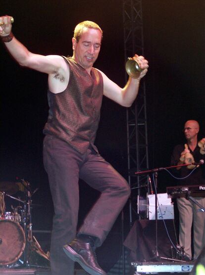 Eliseo Parra, arropado por el grupo Tactequeté, en el Festival Internacional Folk de Plasencia de 2004.