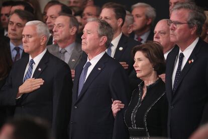 El vicepresidente de Estados Unidos, Mike Pence, el expresidente George W. Bush, su esposa Laura Bush y el exgobernador de Florida, Jeb Bush, reciben el ataúd con los restos mortales de George H.W. Bush en la capilla ardiente instalada en el Capitolio.