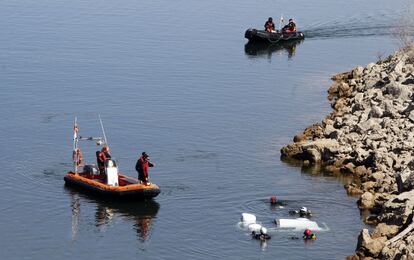 Un Grupo Especial de Actividades Subacuáticas (GEAS) de la Guardia Civil realizan un rescate de un vehículo que ha quedado atrapado en el embalse de Alcorlo tras la ruptura de la presa.