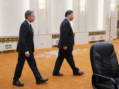 El presidente chino, Xi Jinping (derecha), recibe al secretario de Estado estadounidense, Antony Blinken, en el Gran Salón del Pueblo de Pekín, este lunes.