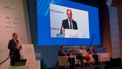 Pedro Mier, presidente de Ametic, en el Encuentro de Telecomunicaciones de la UIMP de Santander. En los asientos, la ministra de Industria, Reyes Maroto.