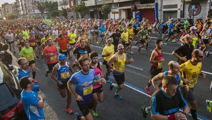 Participantes en el Medio Maratón Trinidad Alfonso corren por las calles de Valencia.