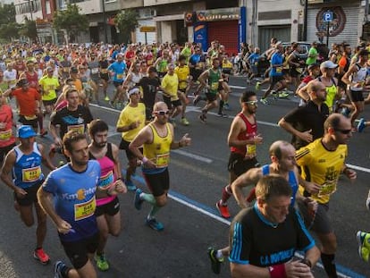 Participantes en el Medio Marat&oacute;n Trinidad Alfonso corren por las calles de Valencia.