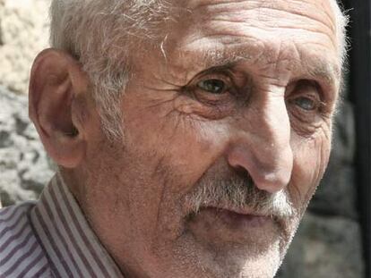 José Álvarez Ferreiro, de 84 años, y Daniel Visuña, de 96, vecinos de Ferreirós de Arriba, en O Courel y memoria viva de la guerra.