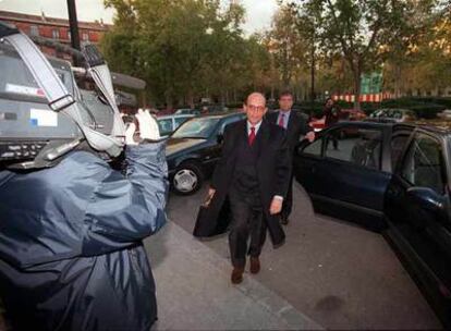 El magistrado Roberto García-Calvo, en la entrada del Tribunal Supremo en una foto de 1999.