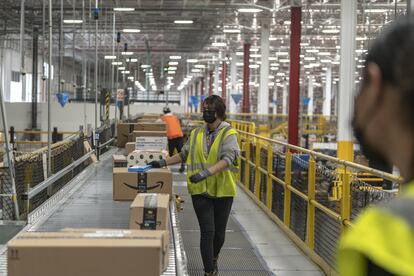 Trabajadores clasifican paquetes en una instalación de distribución de Amazon en Tepotzotlán, Estado de México. En diciembre 2023.