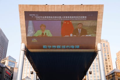 La alta comisionada de la ONU, Michelle Bachelet, y el presidente chino Xi Jinping durante un encuentro virtual televisado en un centro comercial de Pekín.