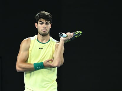 Alcaraz, durante el partido contra Zverev en la Rod Laver Arena de Melbourne.