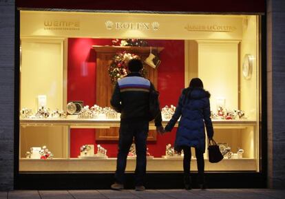 Una pareja mira el escaparate de una joyería en Fráncfort.