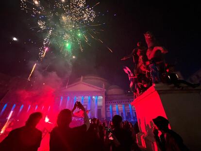 Seguidores del nápoles miran los fuegos artificiales lanzados sobre la ciudad, este jueves. 