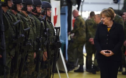 Angela Merkel, en una inspección del Ejército alemán a finales de 2015.