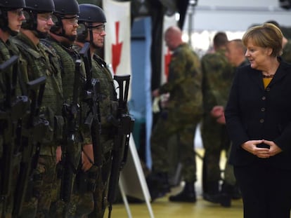Angela Merkel, en una inspección del Ejército alemán a finales de 2015.